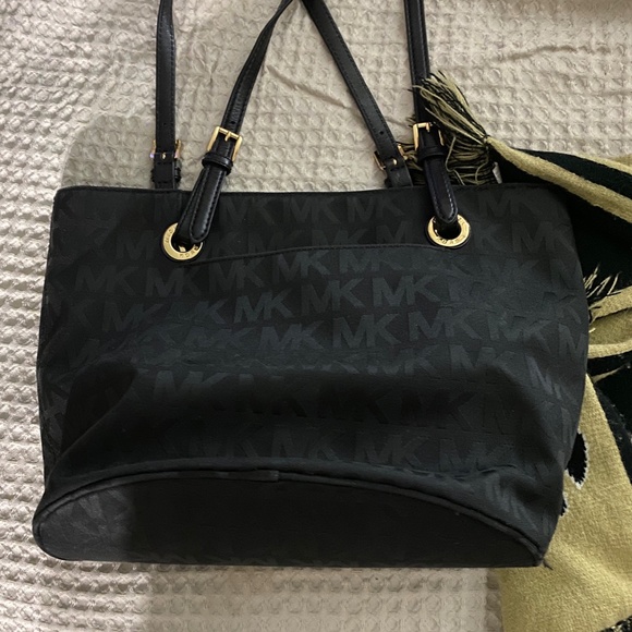 Michael Kors Purse- Great Condition - Picture 2 of 4